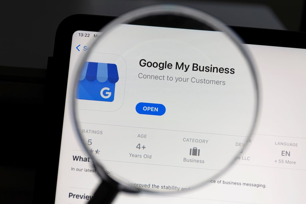 Google My Business-App auf einem Tablet. Google My Business ist ein kostenloses und benutzerfreundliches Tool für Unternehmen, Marken, Künstler und Organisationen.