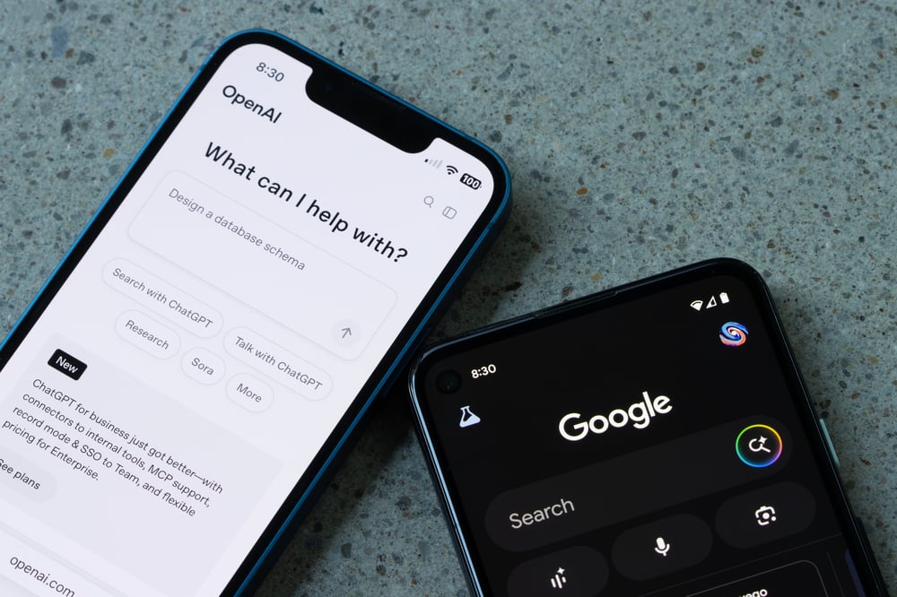 Die Website-Startseite von OpenAI und die Startseite der Google-App mit der neuen Schaltfläche „AI Mode“ sind jeweils auf einem iPhone und einem Google Pixel zu sehen.