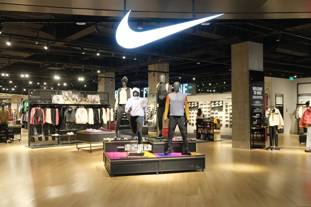 NIKE-Geschäft und Markenlogo.