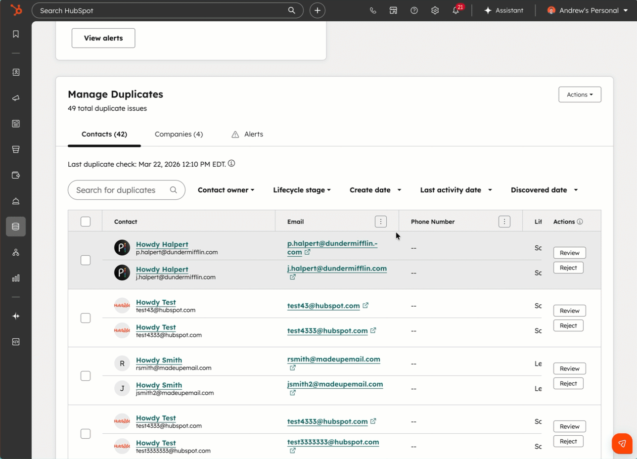 Das Dubletten-Management in HubSpot schlägt mögliche Duplikate zum Zusammenführen oder Ablehnen vor.